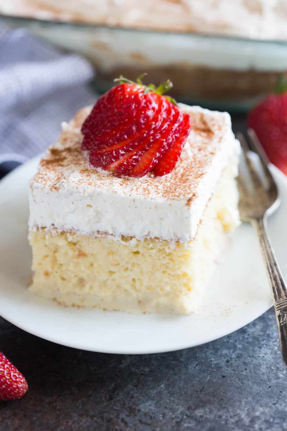 Cette recette de gâteau tres leches vous permet de réaliser un dessert super moelleux de style boulanger à la maison sans effort.