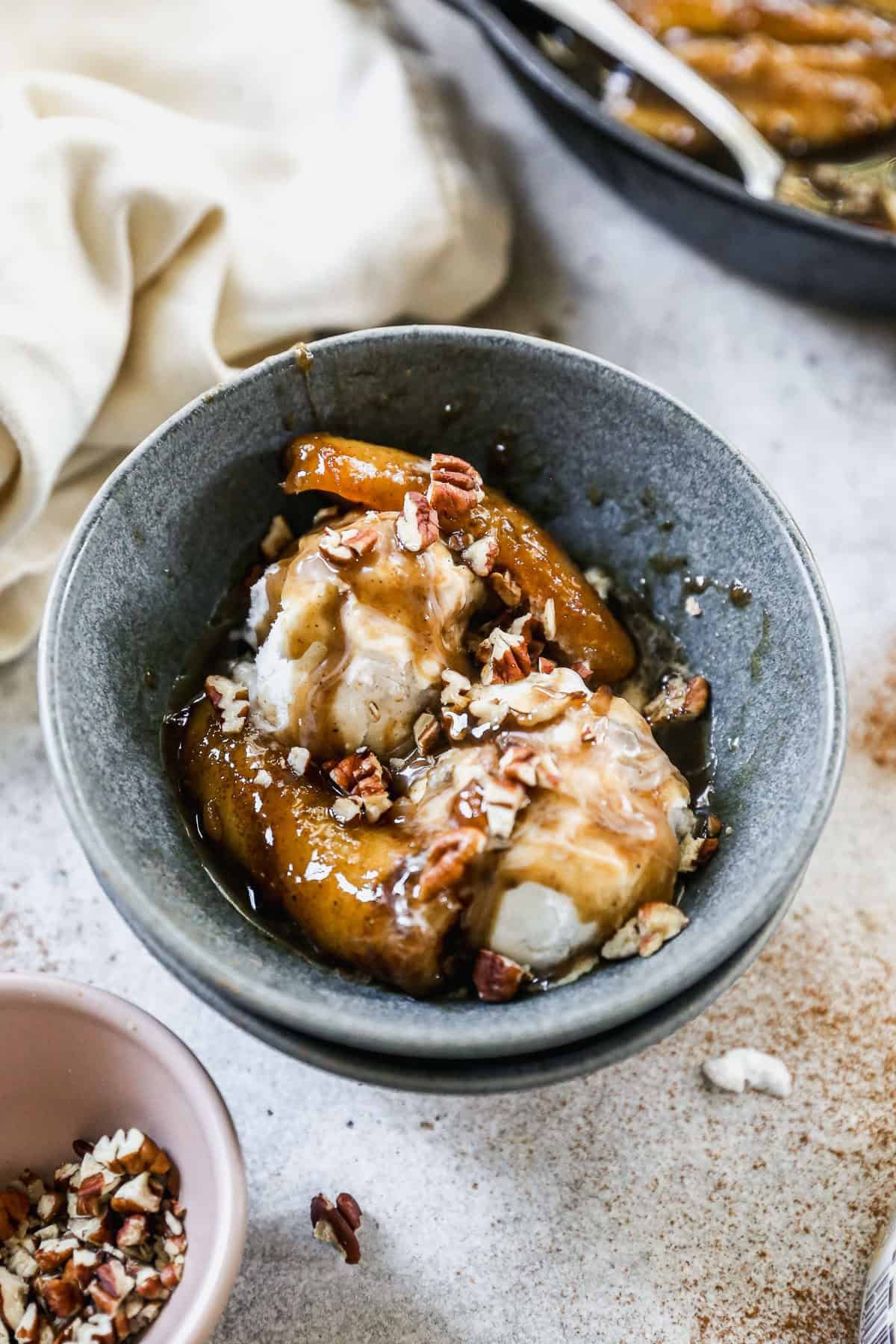 Les Bananas Foster sont parfaits pour un dessert rapide qui semble spécial mais qui prend presque pas de temps à préparer.