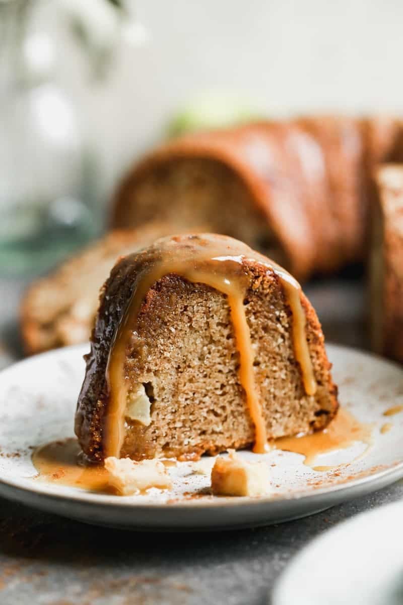Le gâteau bundt aux pommes est un dessert chaleureux qui est parfait pour les rassemblements d'automne ou un simple gâteau du dimanche.