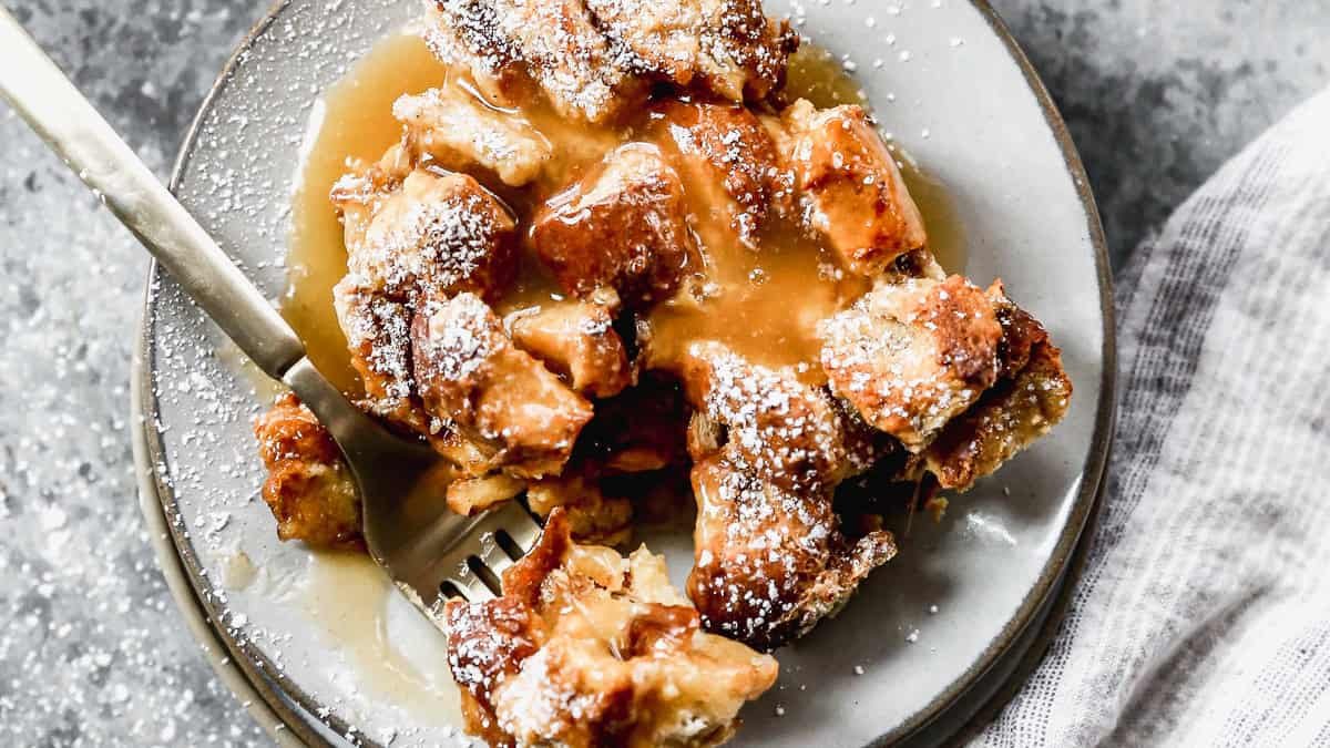 Le pudding au pain est parfait pour utiliser le pain en restant et crée un dessert moelleux et réconfortant qui semble fait maison.