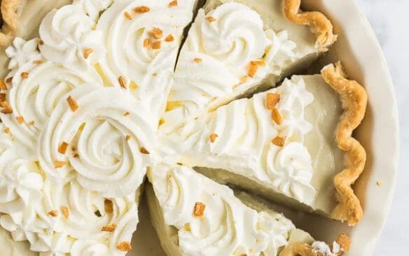 une tranche de tarte à la crème de noix de coco dans le plat