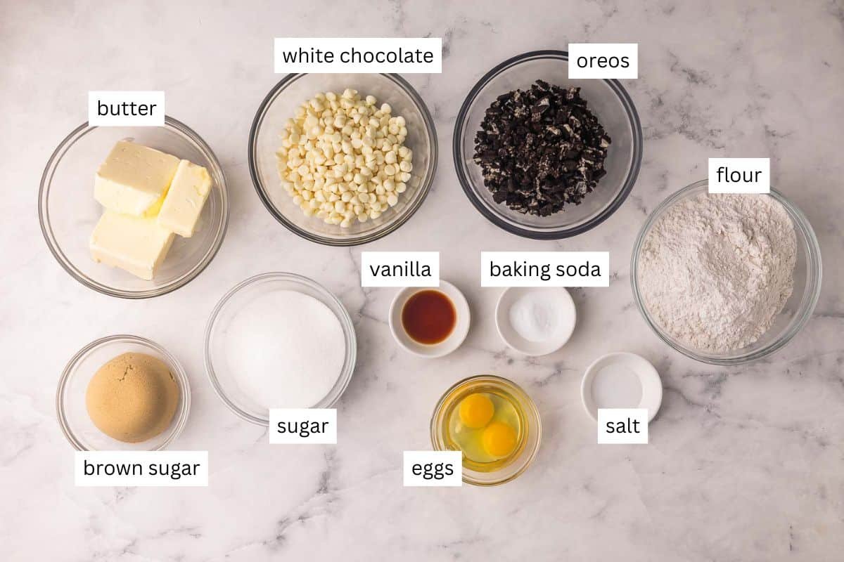 Ingrédients nécessaires pour des cookies et crème dans des bols.