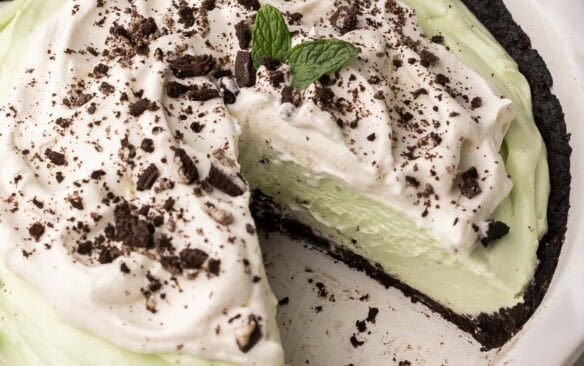 un morceau manquant d'une tarte à la menthe.