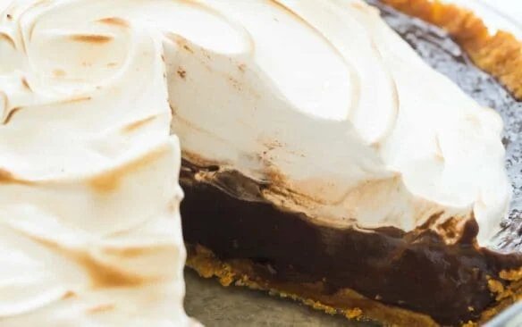 Cette tarte s'mores sans cuisson est un dessert facile à réaliser.