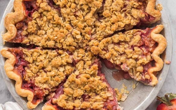 image aérienne de tarte aux fraises entière coupée en tranches