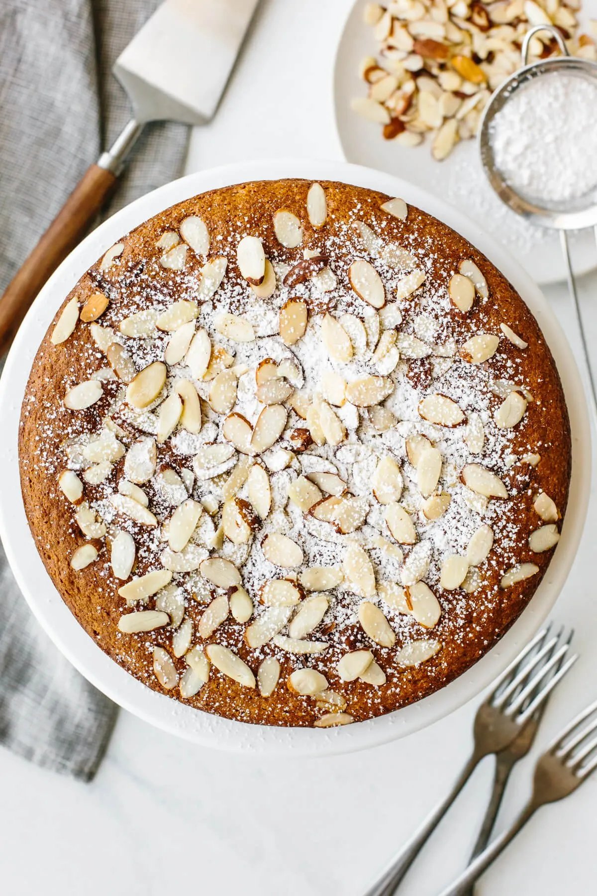 Gâteau aux amandes sur un support à gâteaux.