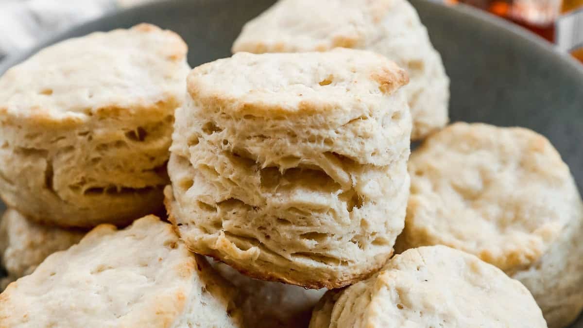 La meilleure recette de biscuits au babeurre est feuilletée, chaude et vaut chaque minute!