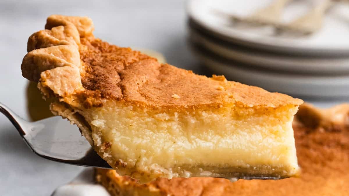 Cette recette de Chess Pie du Sud est un classique pour une raison ! Elle est faite avec des ingrédients simples et abordables et a une garniture de crème lisse sur une croûte de tarte feuilletée.