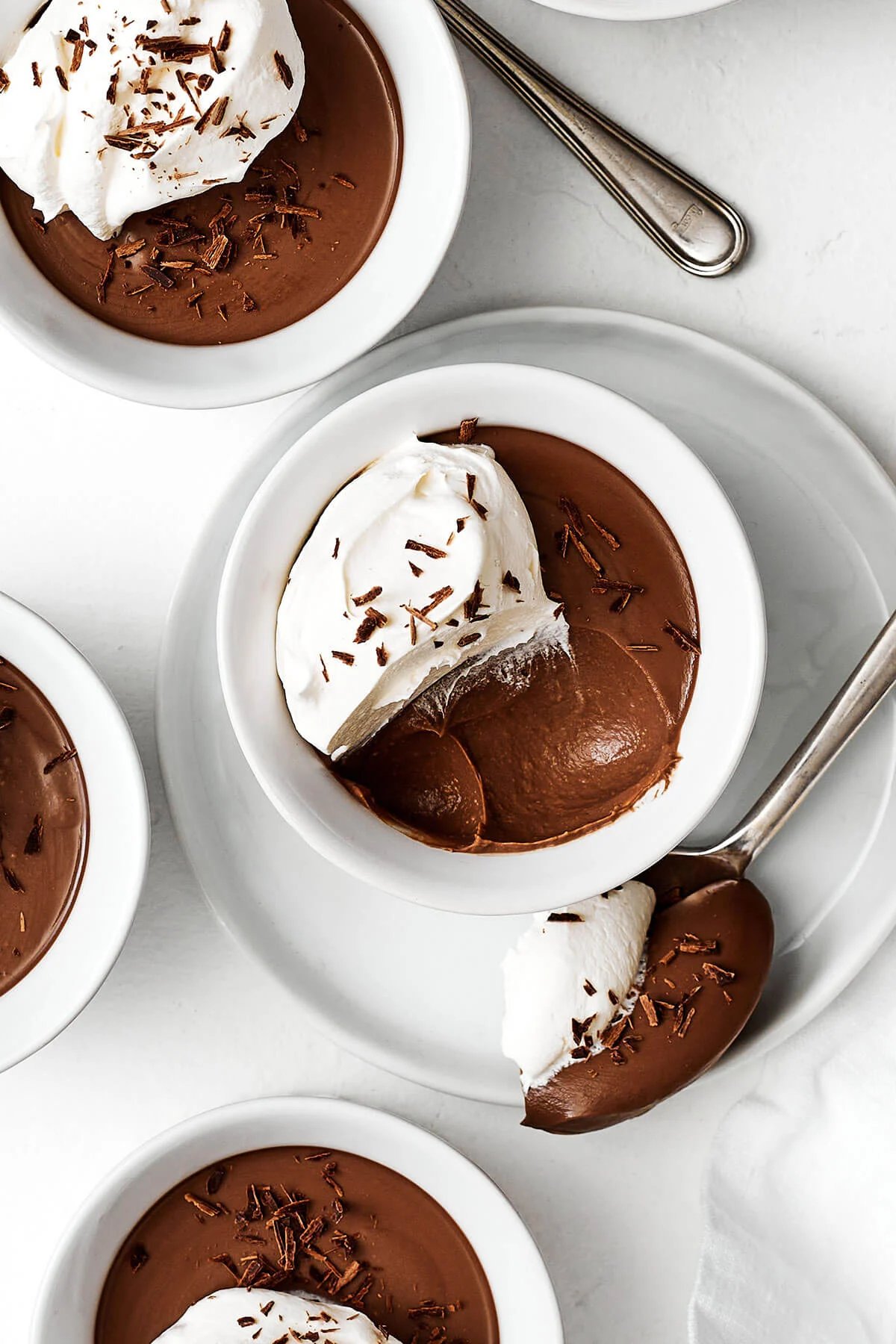 Un pot de crème au chocolat à moitié mangé.