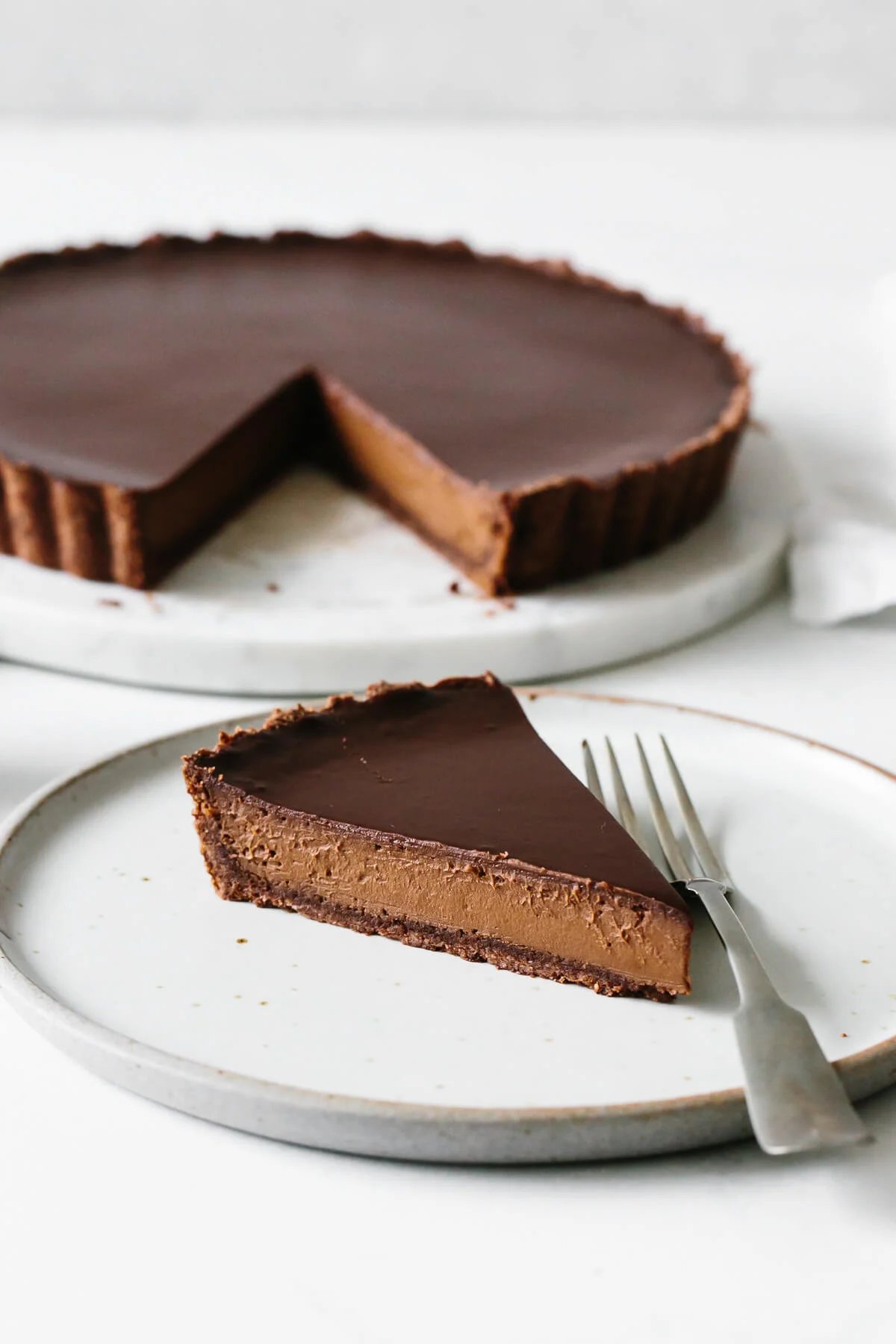 Une part de tarte au chocolat sur une assiette.