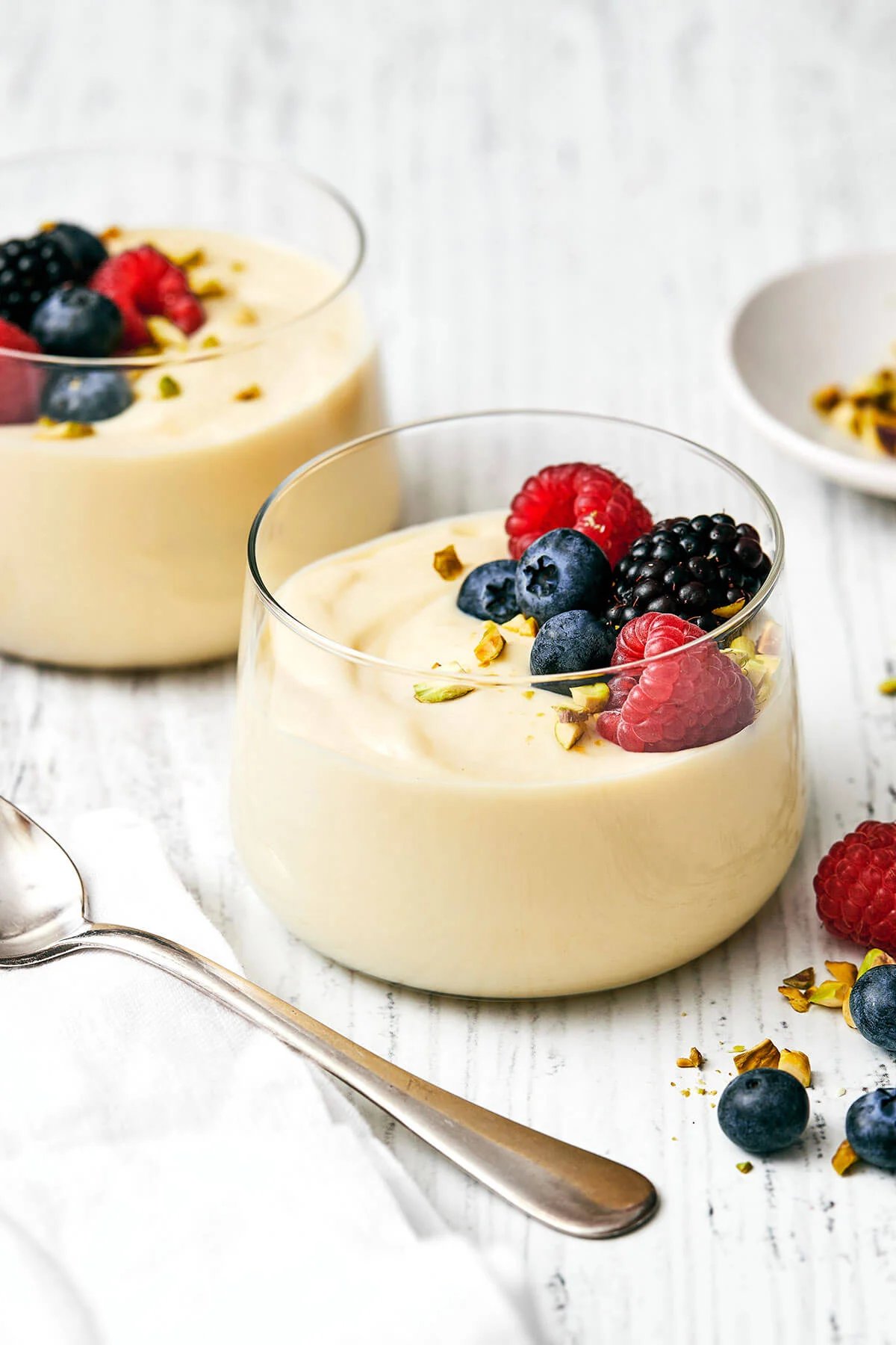 Verres de crème anglaise avec des fruits.