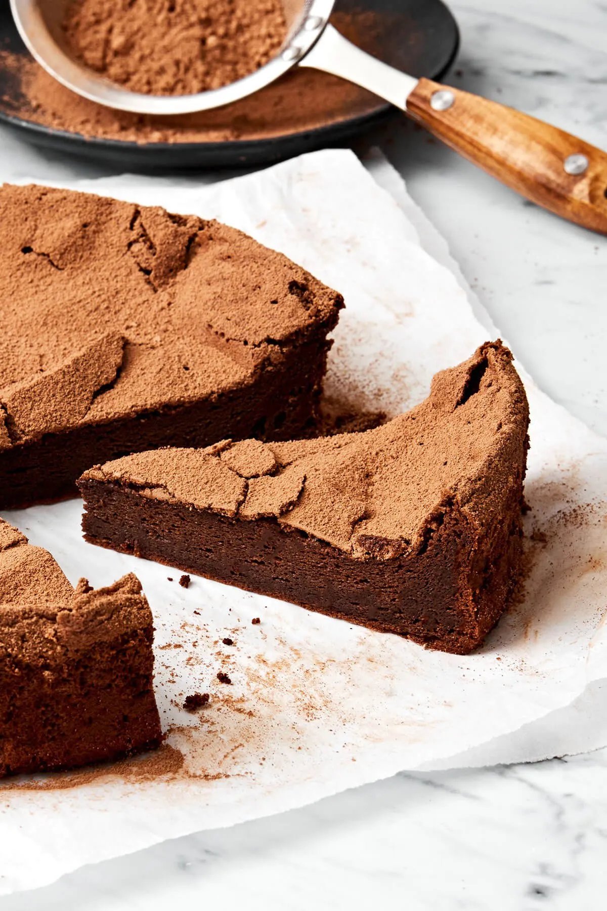 Une part de gâteau au chocolat sans farine.