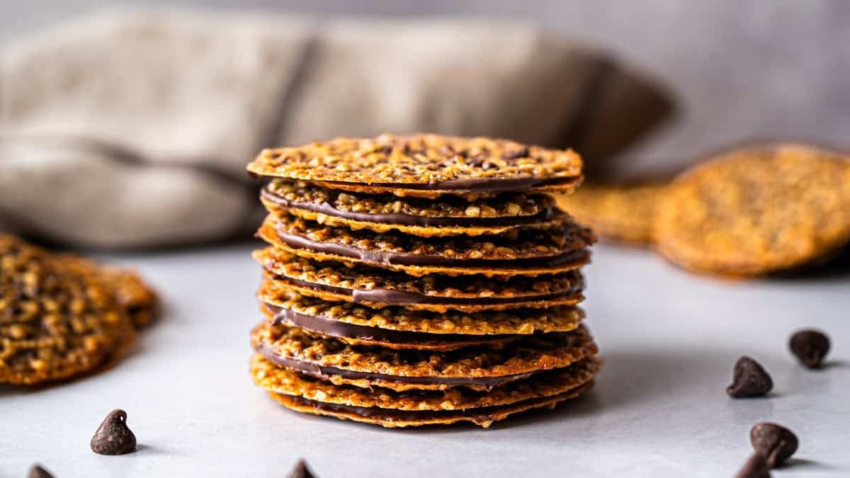 Cette recette de Biscuits en Dentelle est fine et délicate avec une couche de chocolat entre eux. Ils sont irrésistibles!