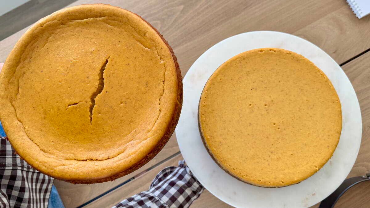 Un cheesecake à la citrouille sans bain-marie donnera également un cheesecake délicieux, savoureux, mais il pourrait avoir une ou deux fissures. Je recommande d'utiliser un simple bain-marie pour une surface vraiment parfaite.