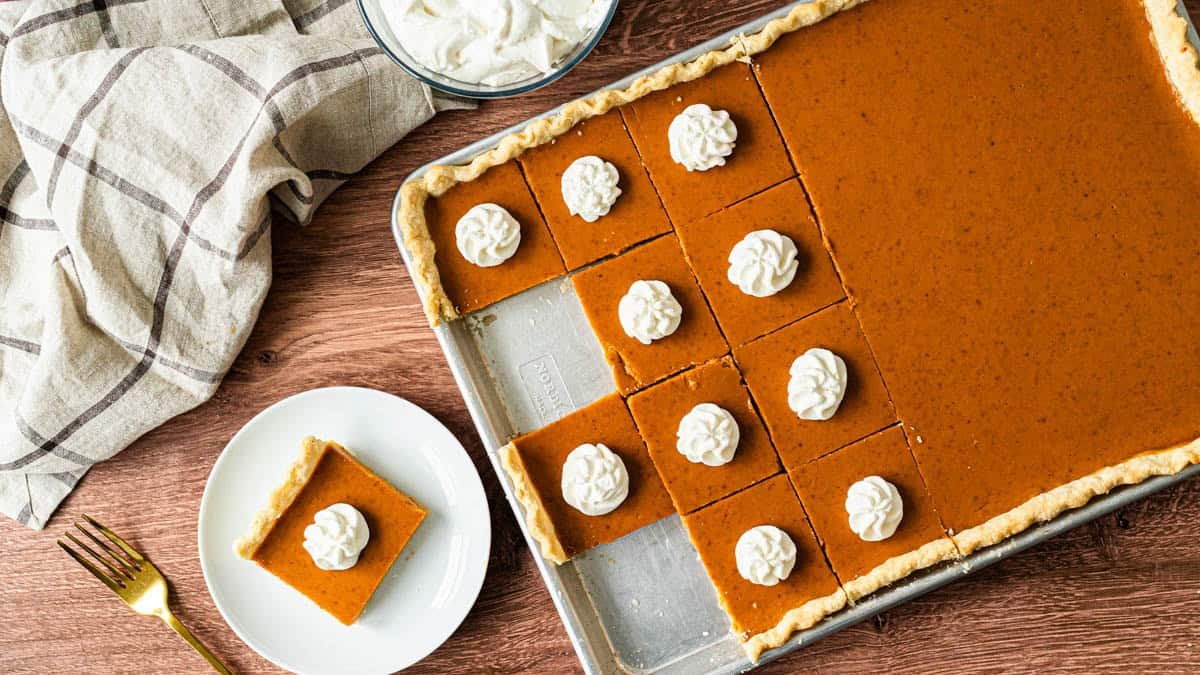 Cette tarte au potiron à la plaque est la manière la plus simple et la plus amusante de servir une tarte au potiron à une foule !