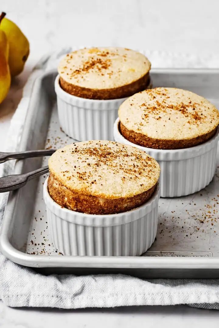 Soufflé de poire épicée dans des ramequins.