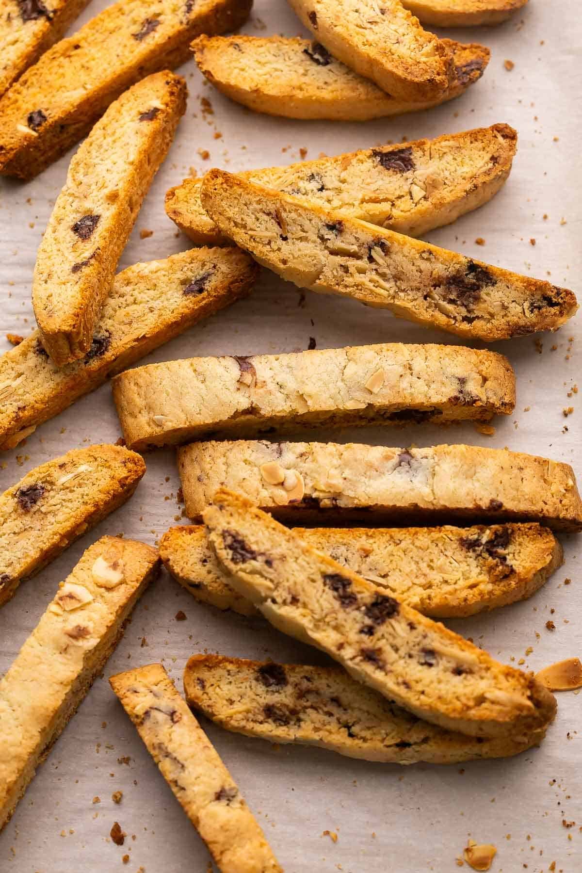 tranches de biscotti cuites sur du papier sulfurisé.