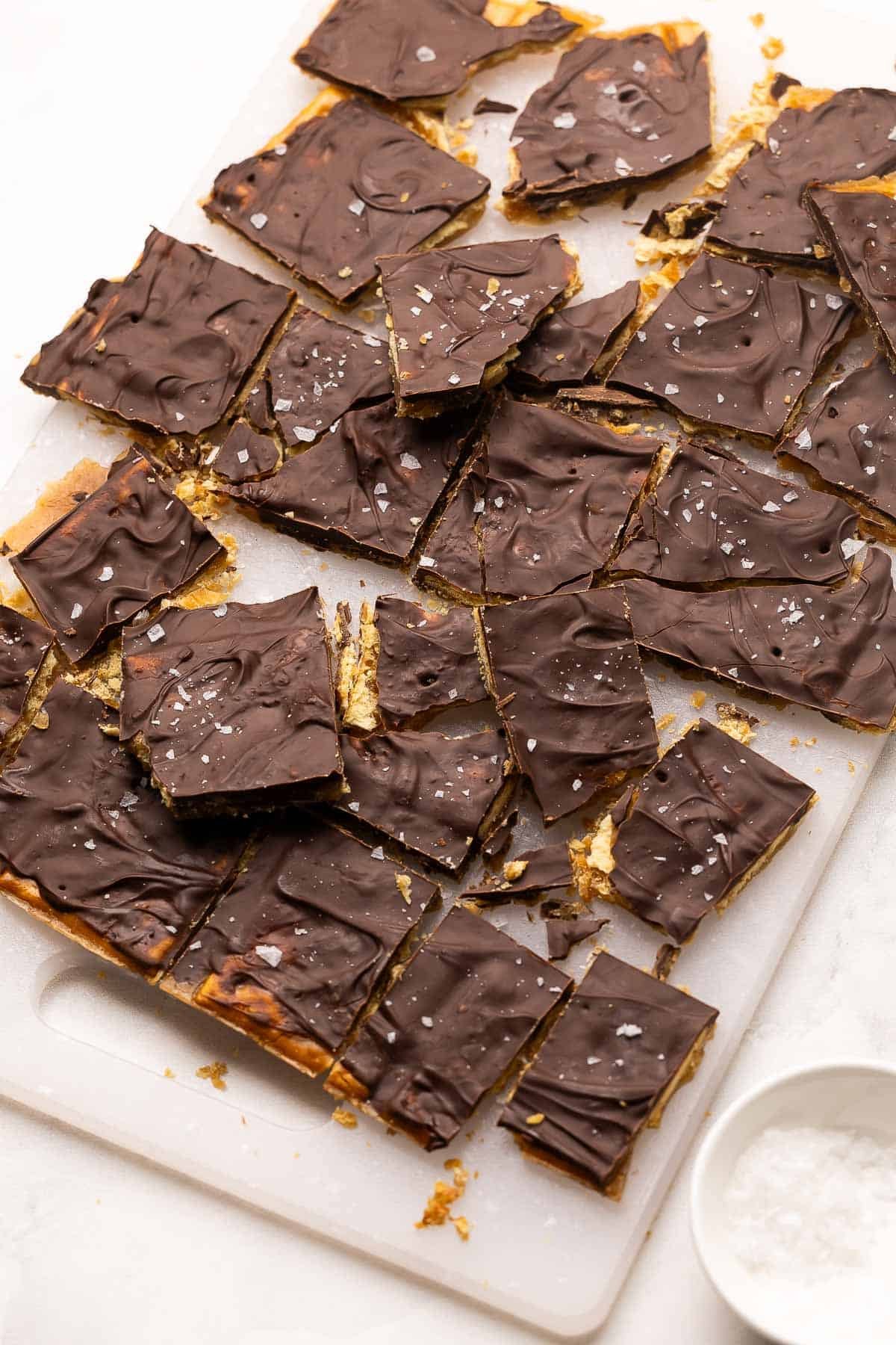 Morceaux de Christmas Crack sur une planche à découper blanche.