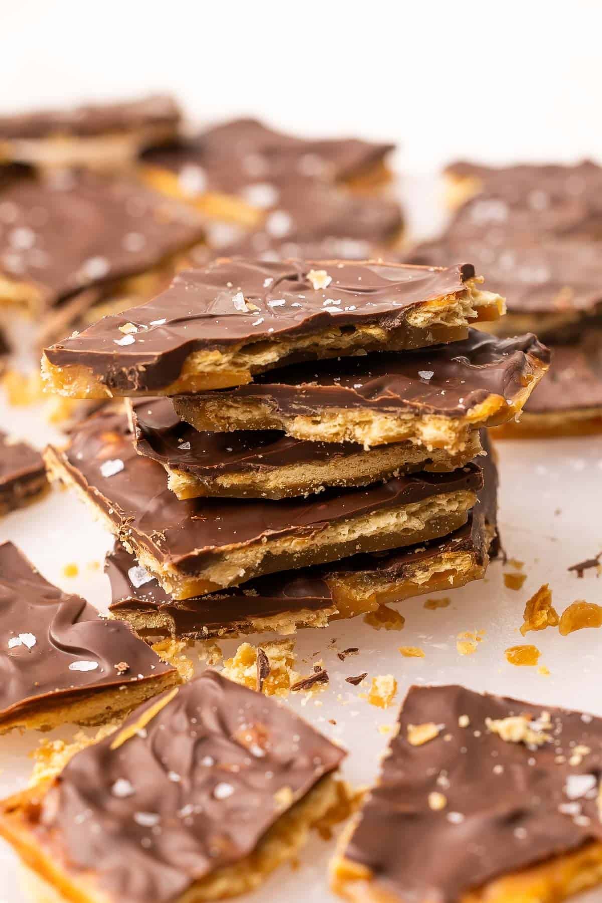 Une pile de Christmas Crack avec des morceaux éparpillés autour.