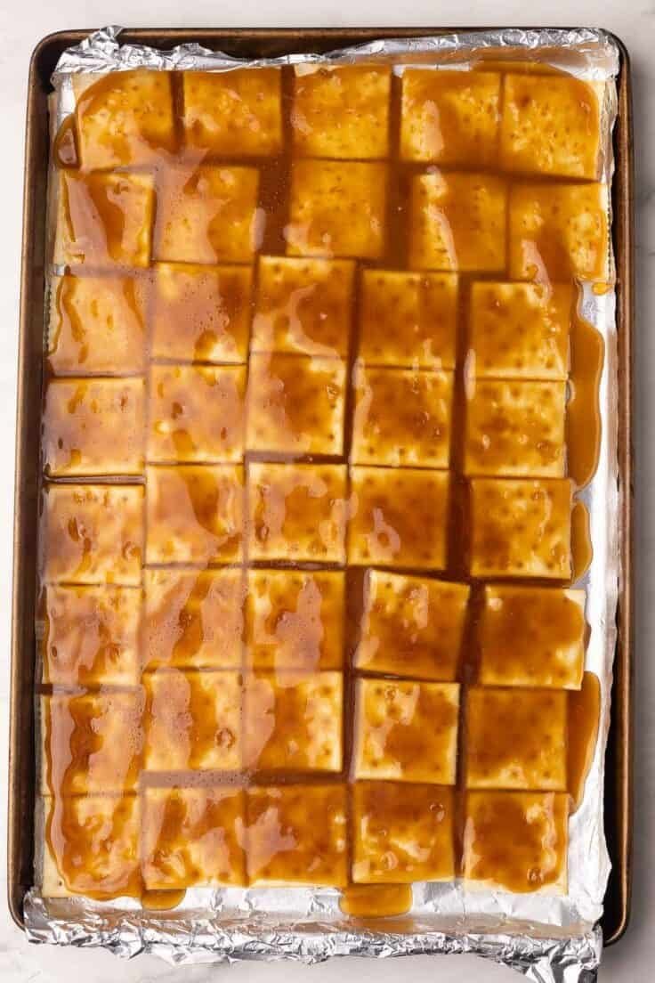Poêle de crackers avec de la sauce au caramel étalée sur le dessus.