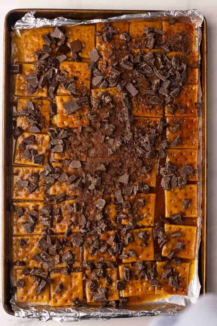 Morceaux de chocolat éparpillés sur les crackers de caramel.