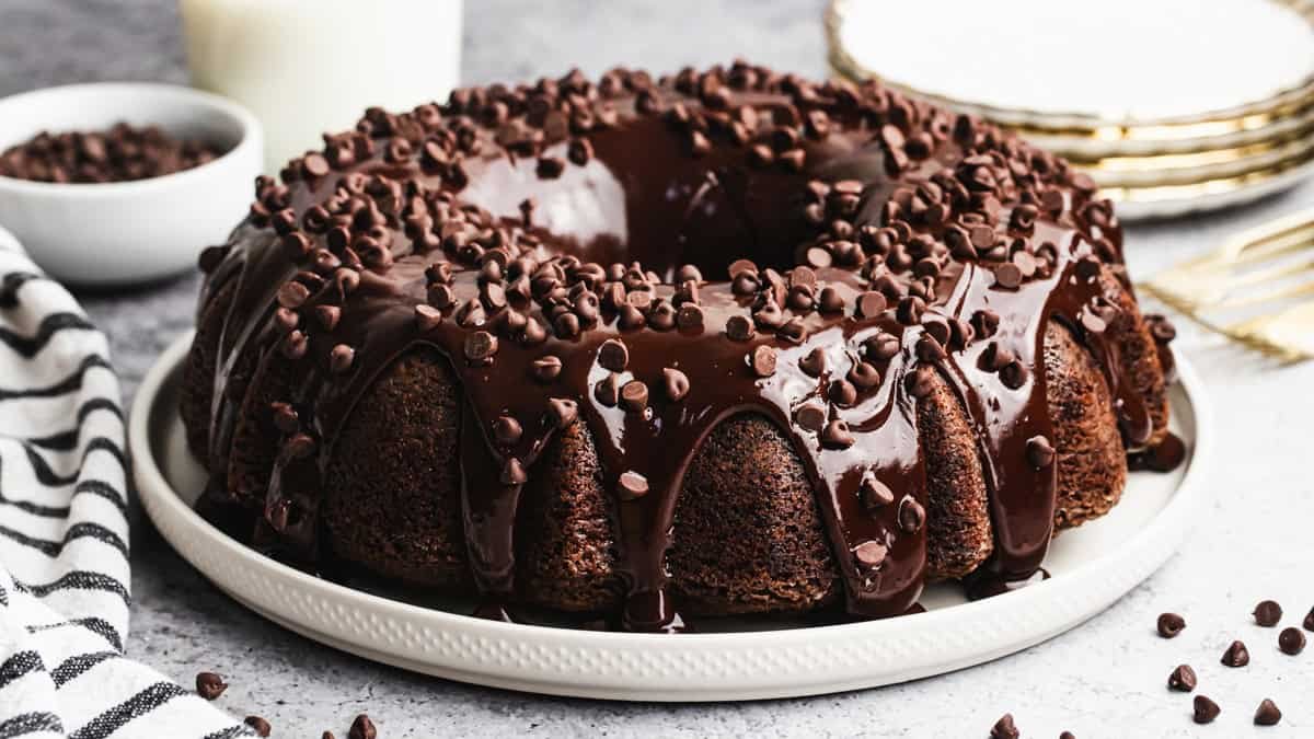 La meilleure recette de Gâteau Bundt au Chocolat est riche, moelleuse et un véritable succès ! C'est un gâteau beau et facile à servir pour n'importe quelle occasion !