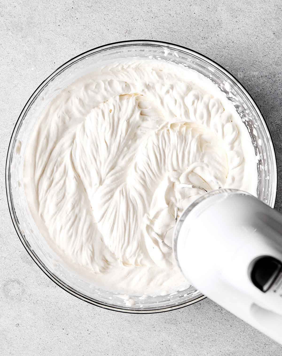 Étape deux : battre la crème pour la mousse au chocolat.