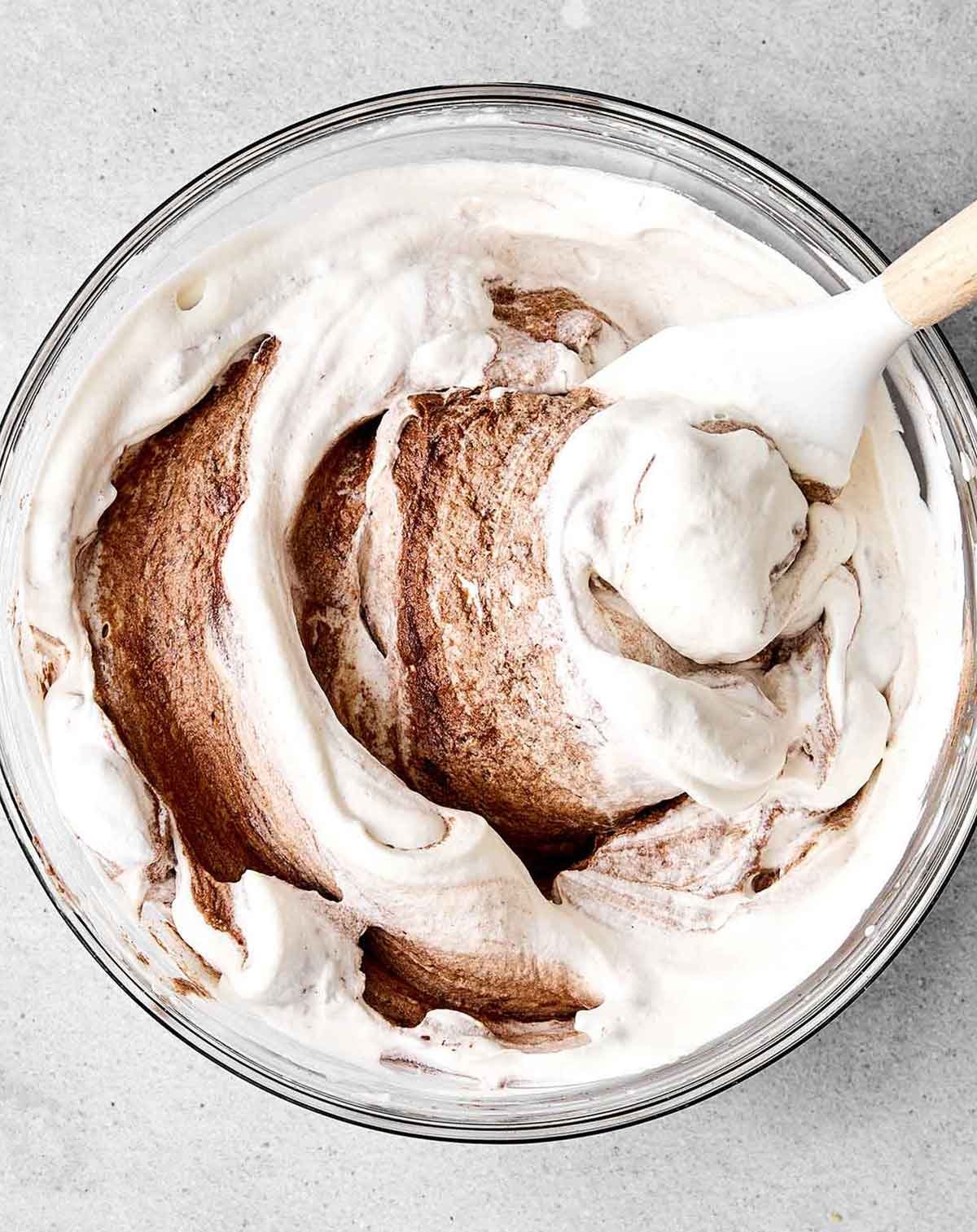 Étape trois : incorporer la crème au chocolat pour la mousse au chocolat.