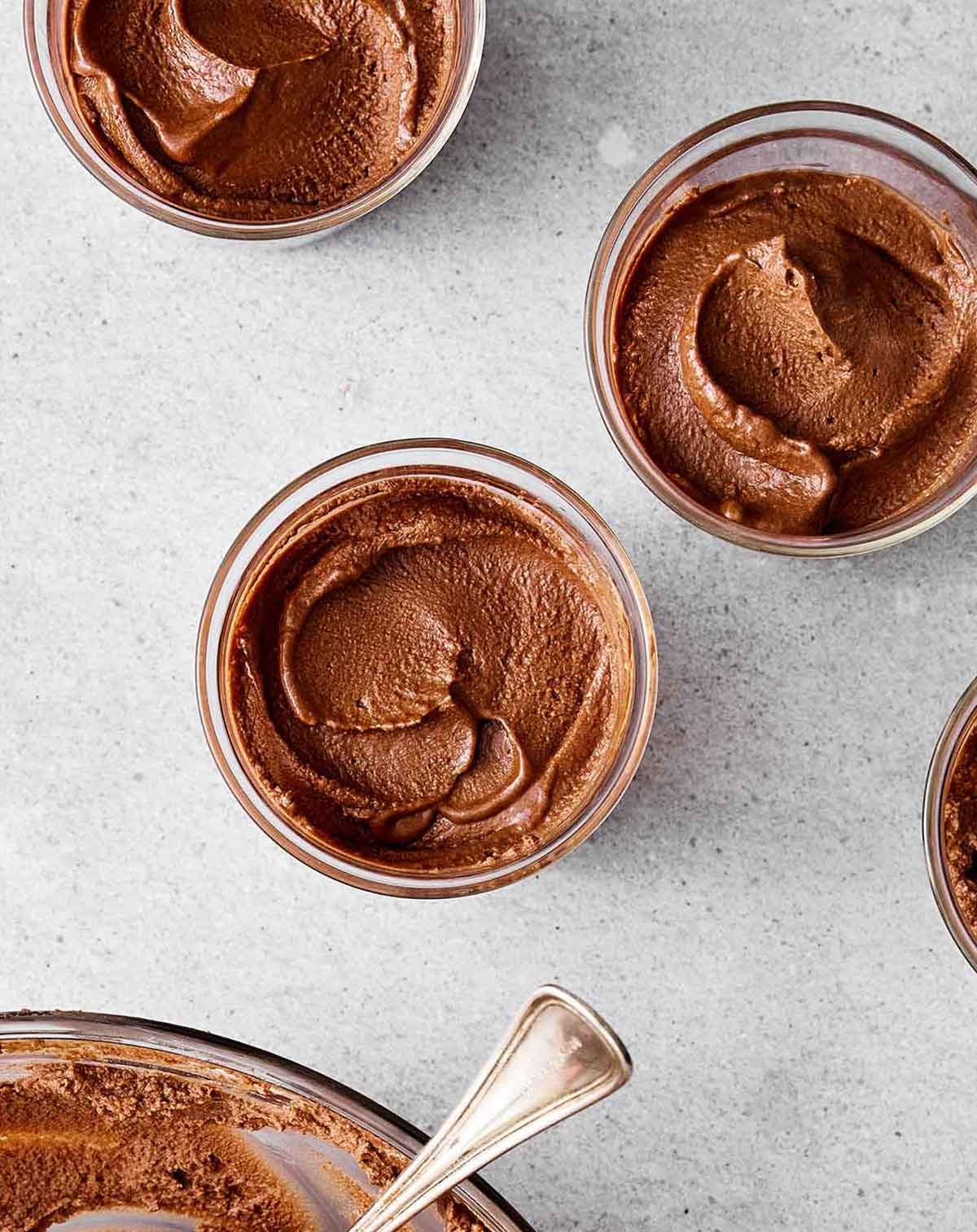 Étape quatre : verser la mousse au chocolat dans des coupes.