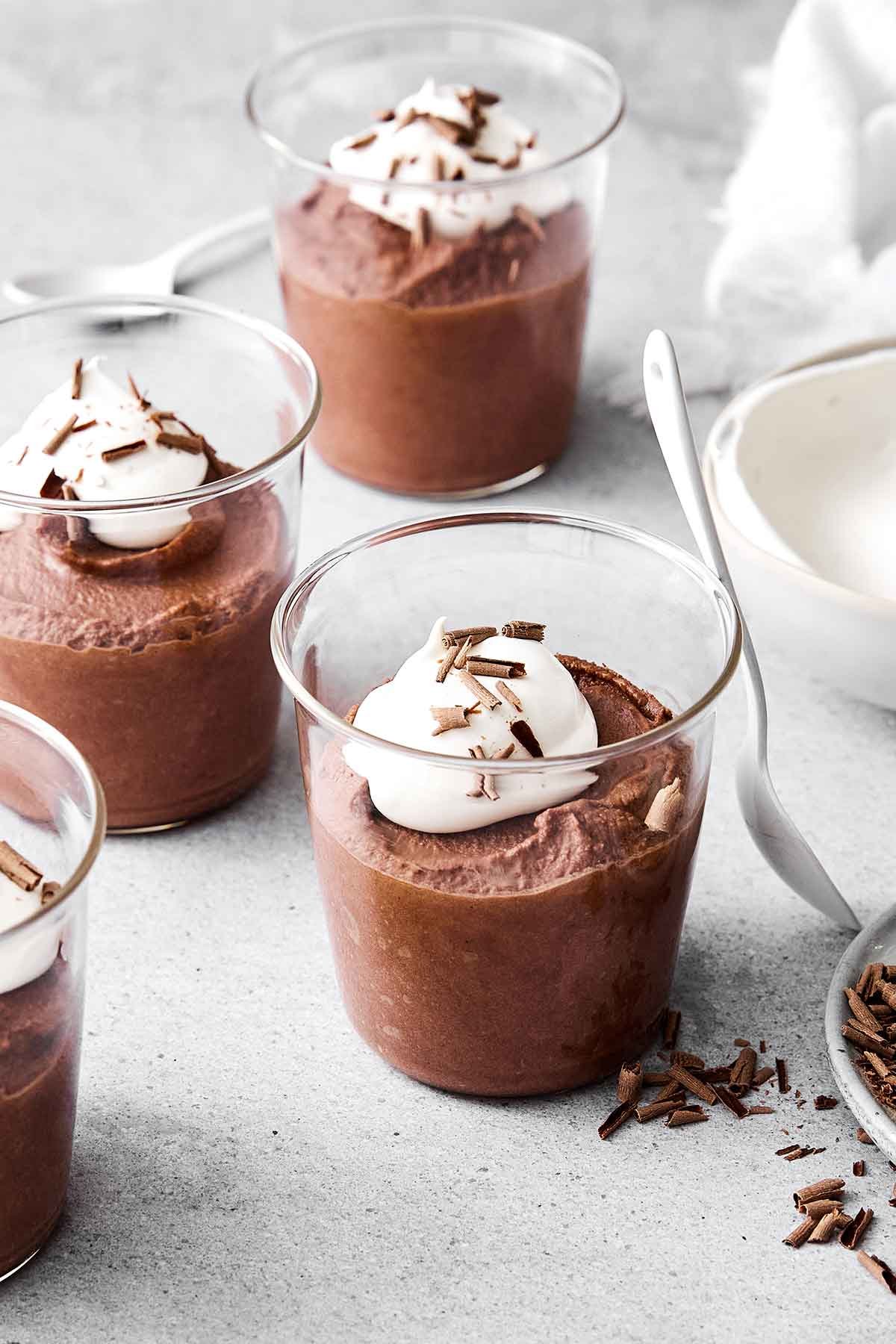 Coupes de mousse au chocolat pour le dessert.