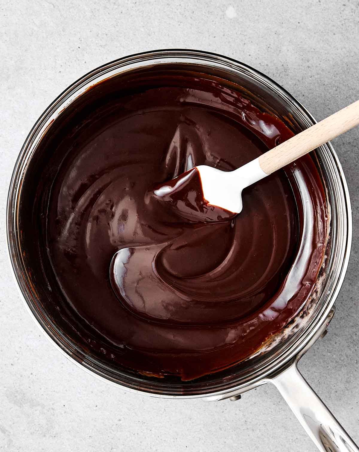 Étape un : faire fondre le chocolat et la crème.