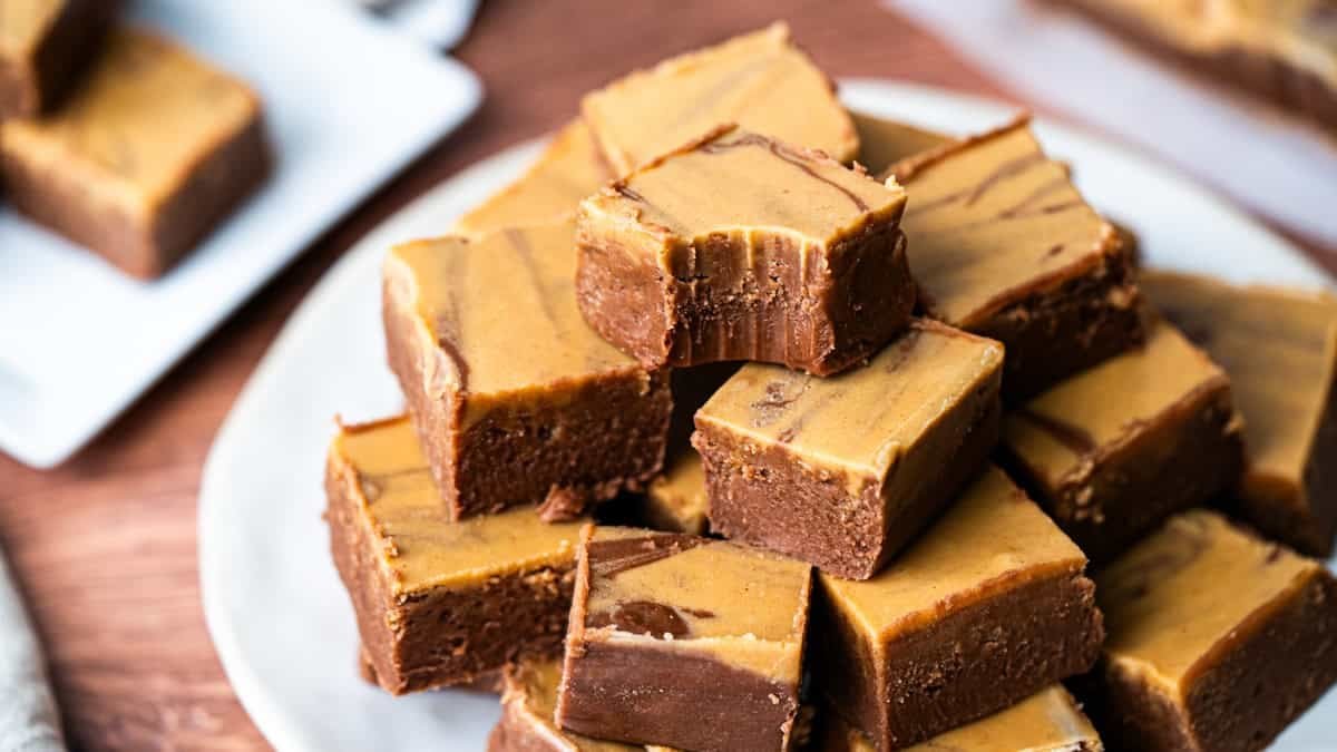 Cette recette facile de fudge au chocolat et au beurre de cacahuète est faite en quelques minutes avec des ingrédients que vous avez déjà.