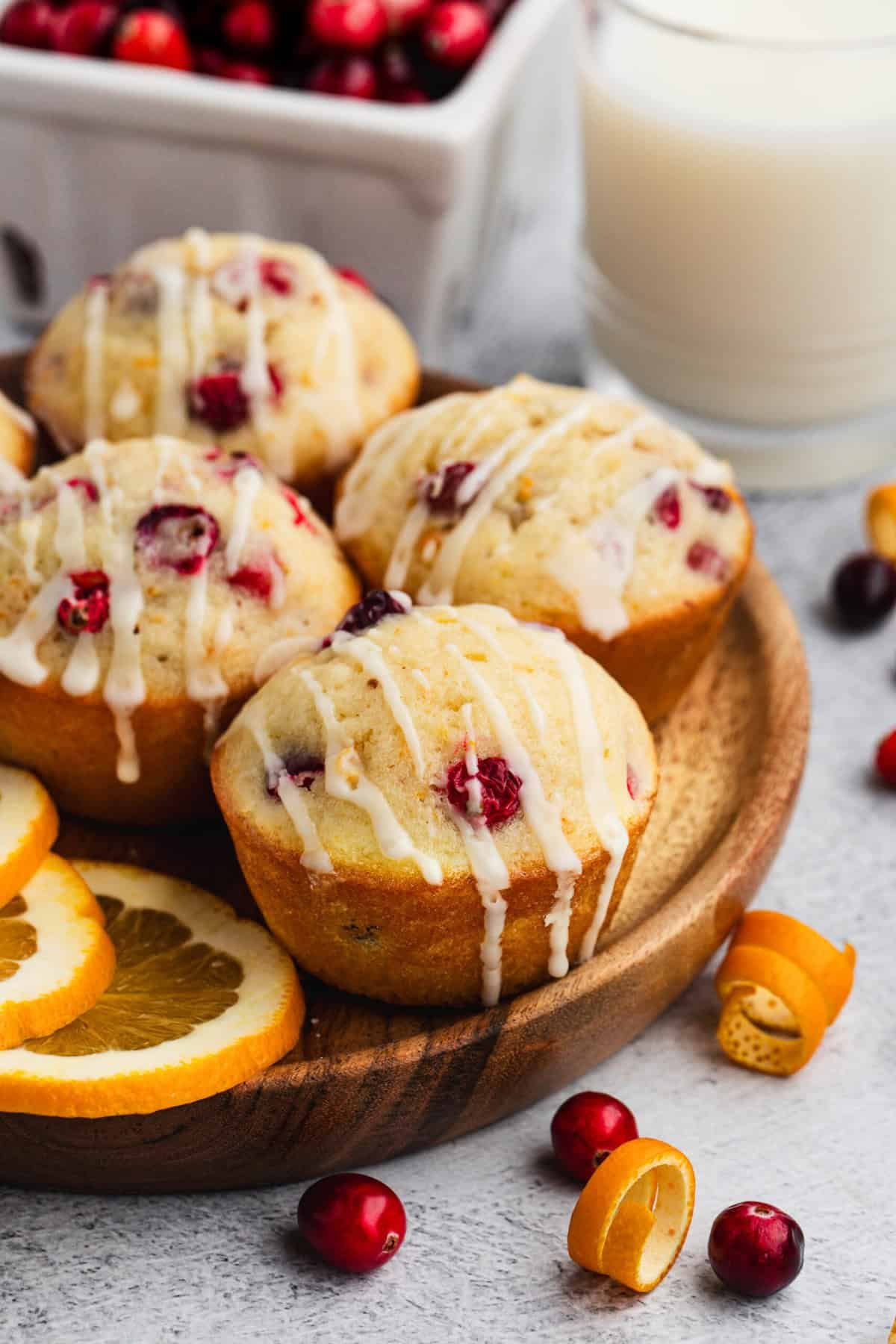 Les muffins cranberry-orange apportent une saveur éclatante et une couleur festive à votre table de petit-déjeuner avec très peu d'effort.