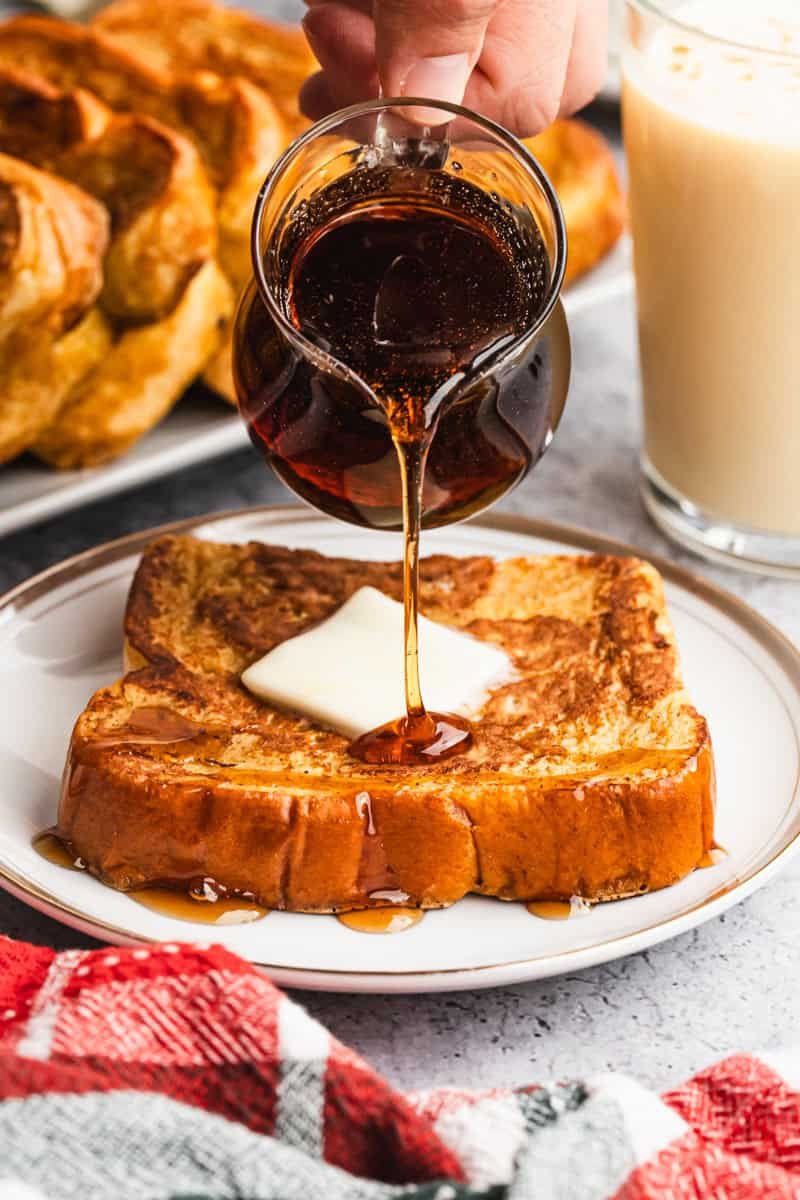 Le pain perdu au lait de poule est trempé dans une crème anglaise épicée et cuisiné jusqu'à obtenir une belle couleur dorée.