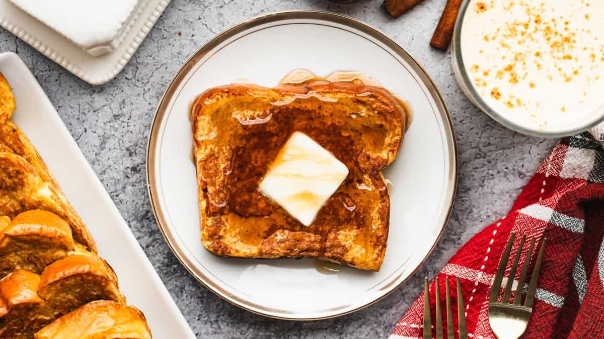 Cette recette facile de Pain Perdu à l'Advocaat a toutes les saveurs épicées de l'advocaat dans notre classique petit-déjeuner préféré.