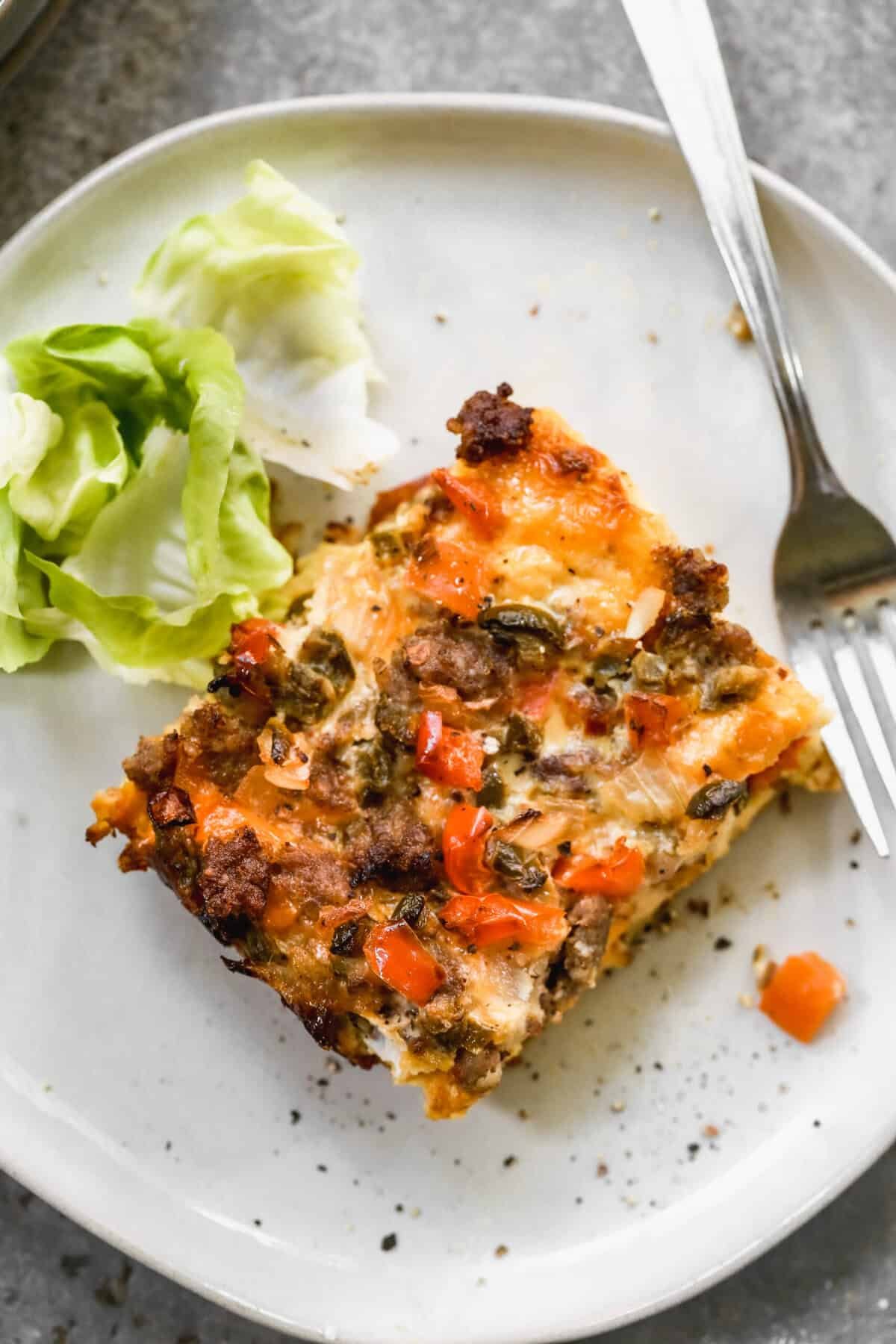 Cette casserole de petit-déjeuner facile peut être préparée à l'avance, rendant le matin de Noël détendu et sans stress.