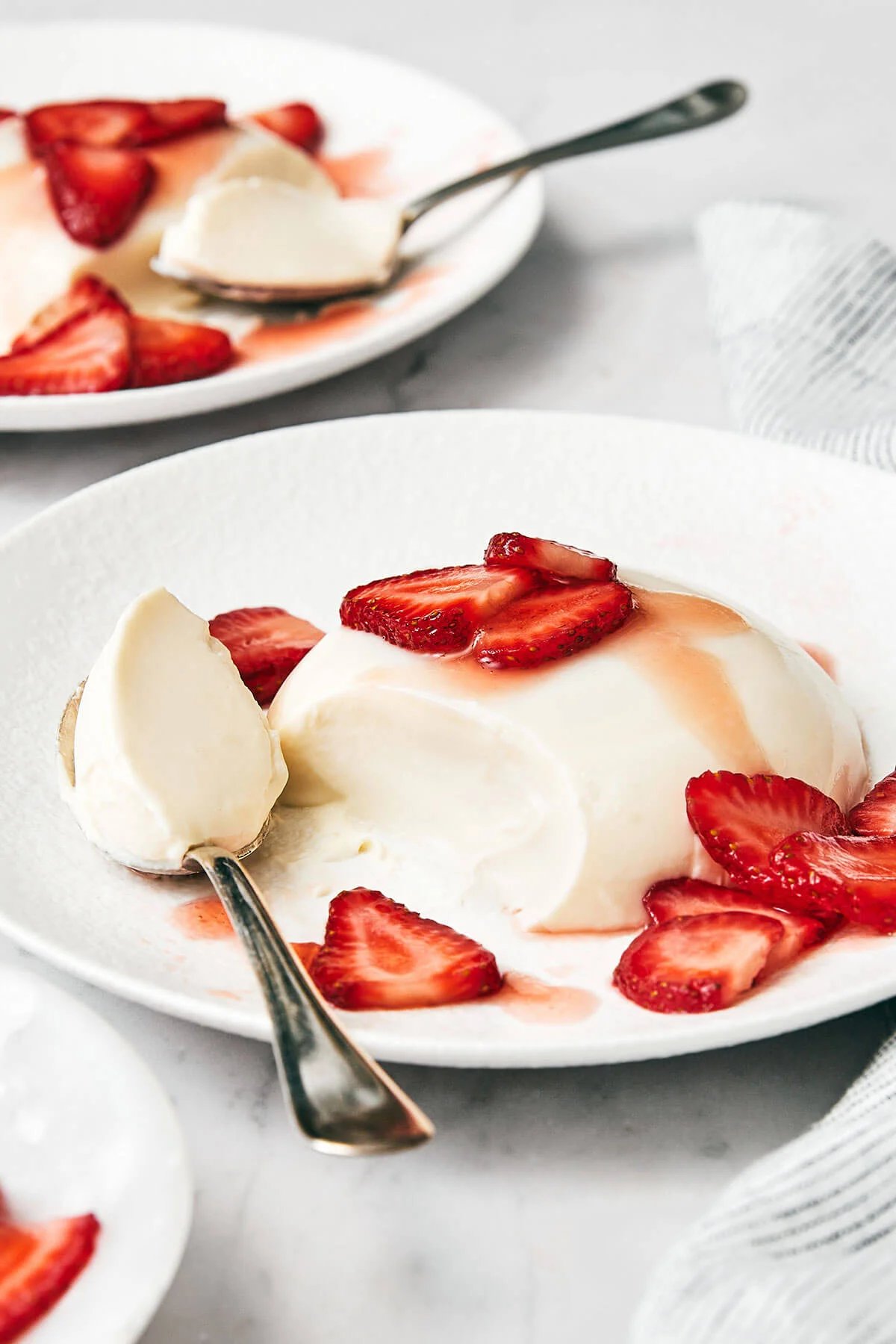 Prise en main d'une panna cotta.