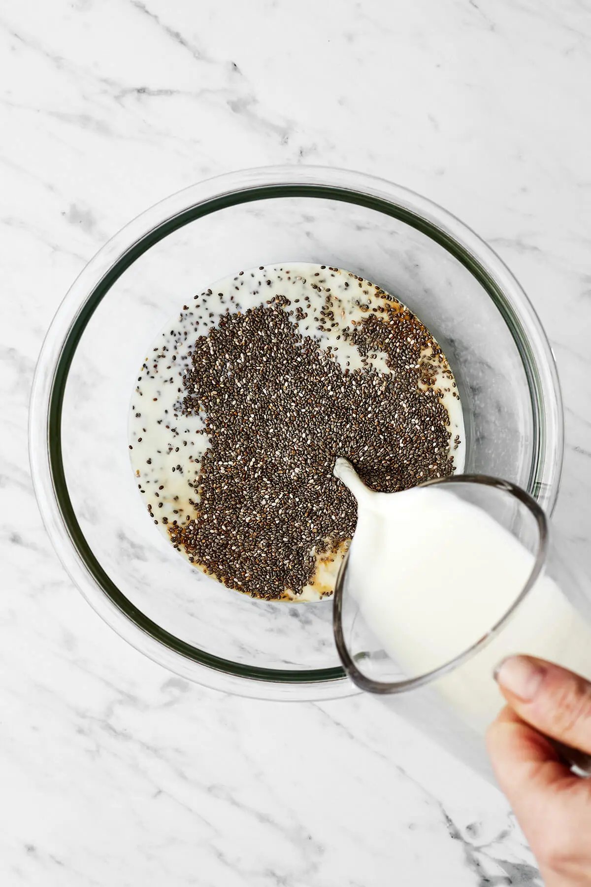 Préparation du pudding aux graines de chía dans un grand bol