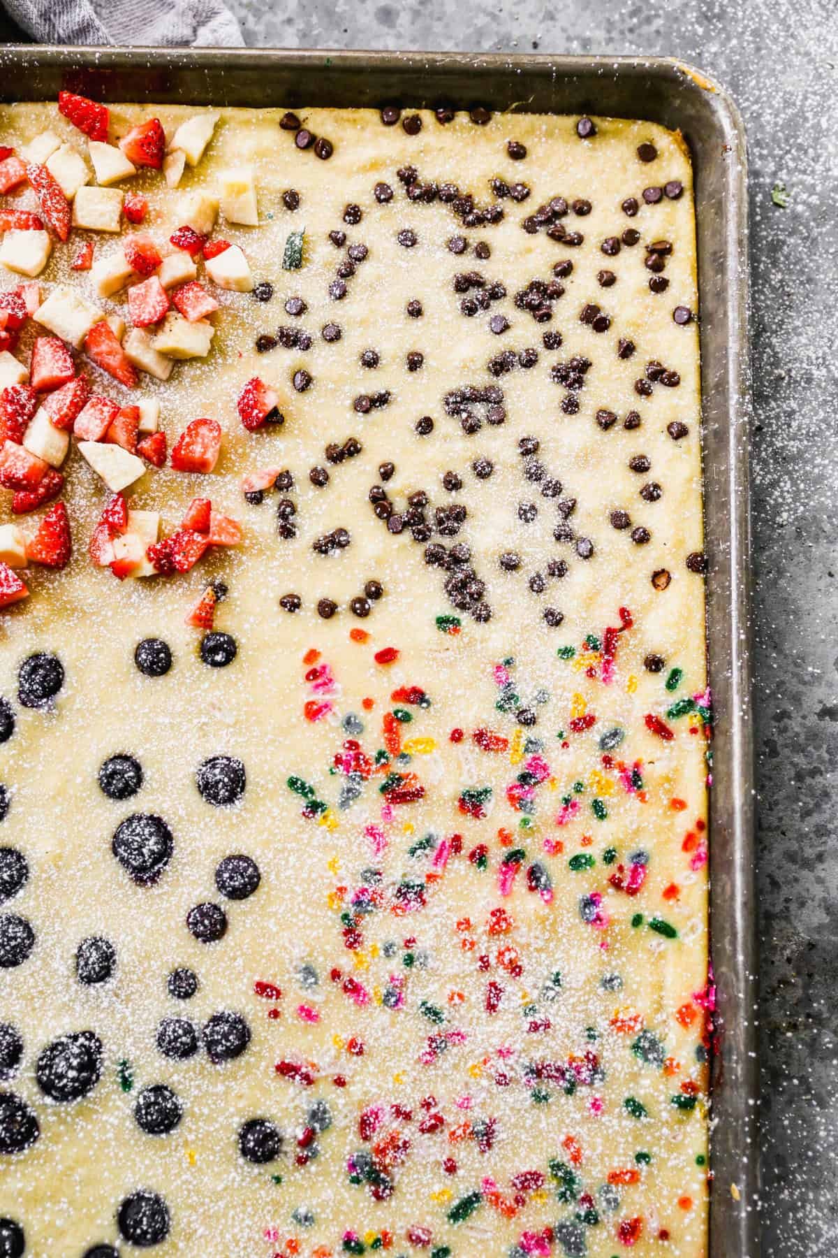 Les crêpes au plat sont une manière intelligente et simple de servir des crêpes à une foule sans avoir à les retourner.