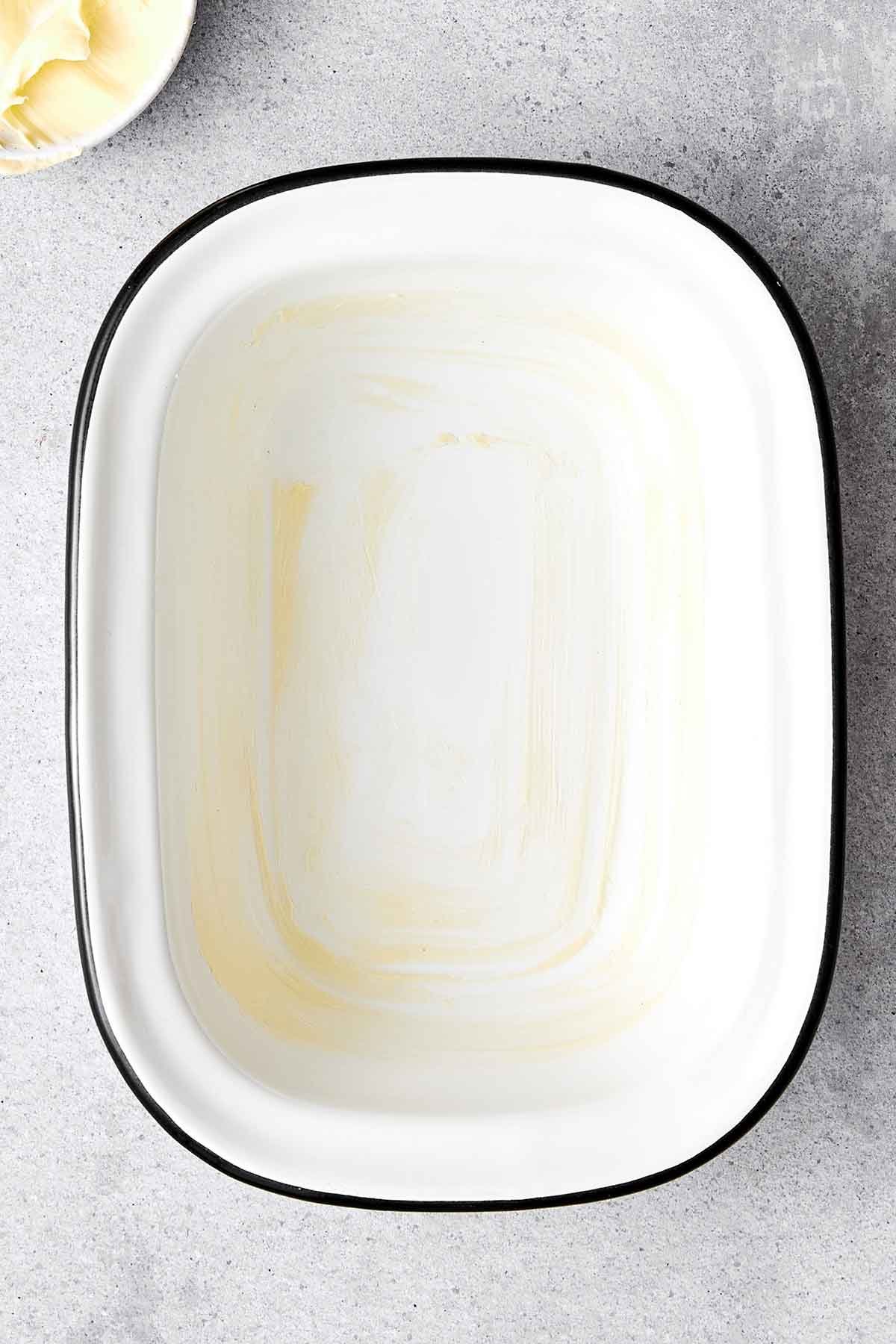 Ces oeufs en cocotte sont la manière la plus facile d'élever votre petit-déjeuner et votre brunch ! Ils sont légèrement crémeux, un peu fromagés, et tellement délicieux. Étape un des oeufs en cocotte : Graisser le ramequin.