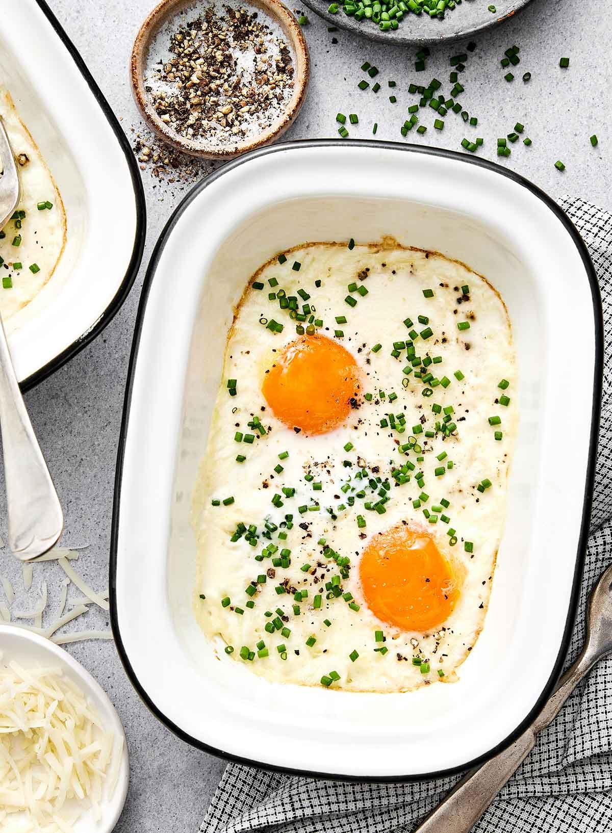 Ces oeufs en cocotte sont la manière la plus facile d'élever votre petit-déjeuner et votre brunch ! Ils sont légèrement crémeux, un peu fromagés, et tellement délicieux. Étape trois des oeufs en cocotte : Cuire les œufs.