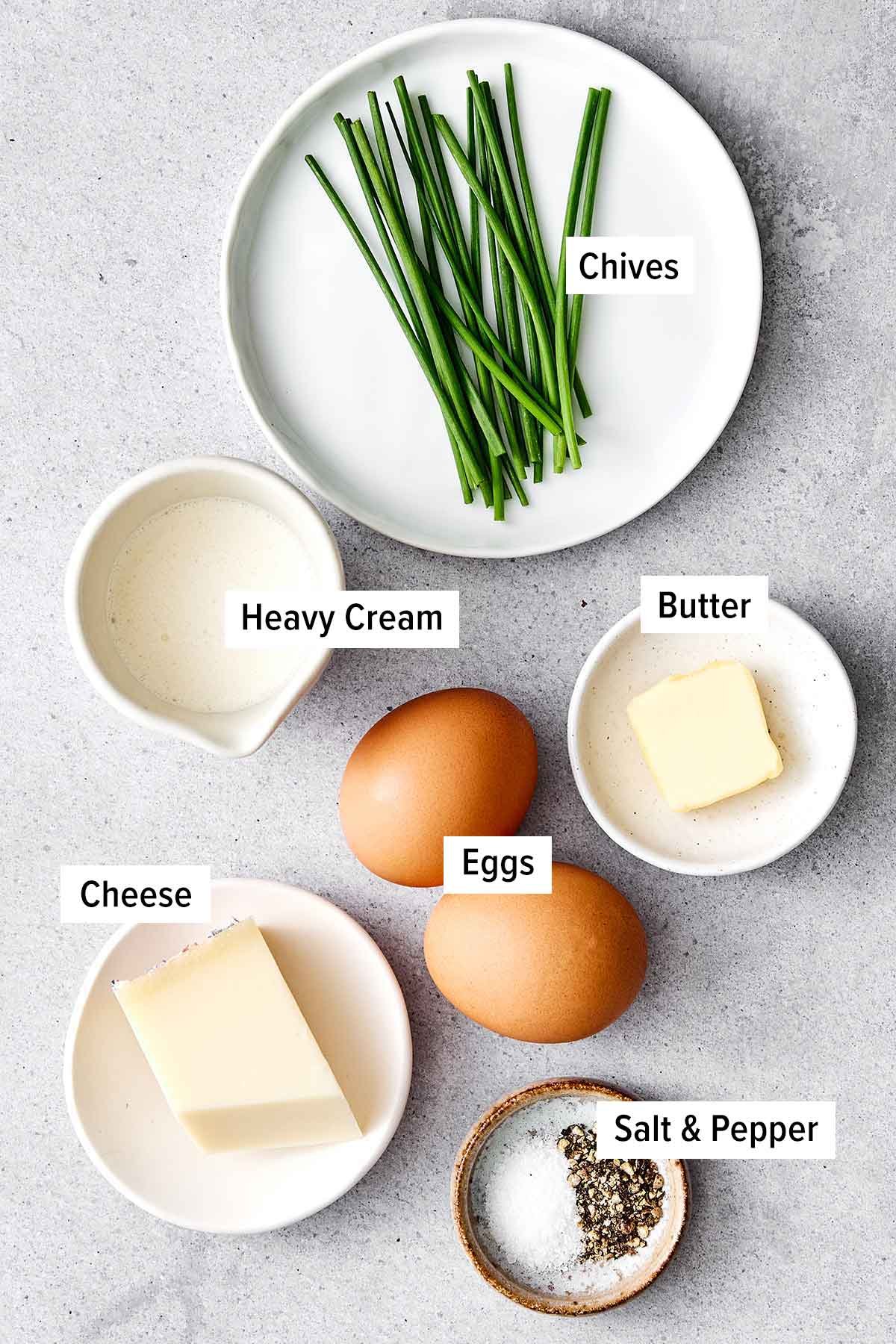 Ces oeufs en cocotte sont la manière la plus facile d'élever votre petit-déjeuner et votre brunch ! Ils sont légèrement crémeux, un peu fromagés, et tellement délicieux. Ingrédients pour les oeufs en cocotte.