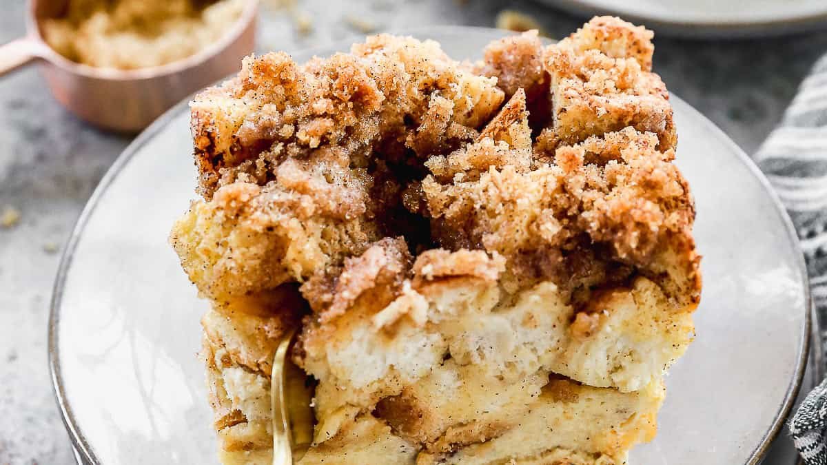 Cette Casserole de Pain Perdu est facile à préparer la veille pour que vous puissiez faire la grasse matinée le jour de Noël.