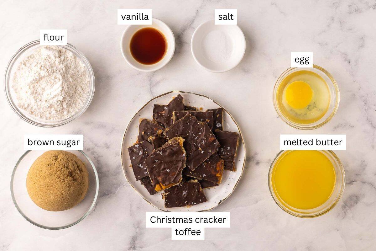 ingrédients nécessaires pour les blondies de Noël dans des bols.