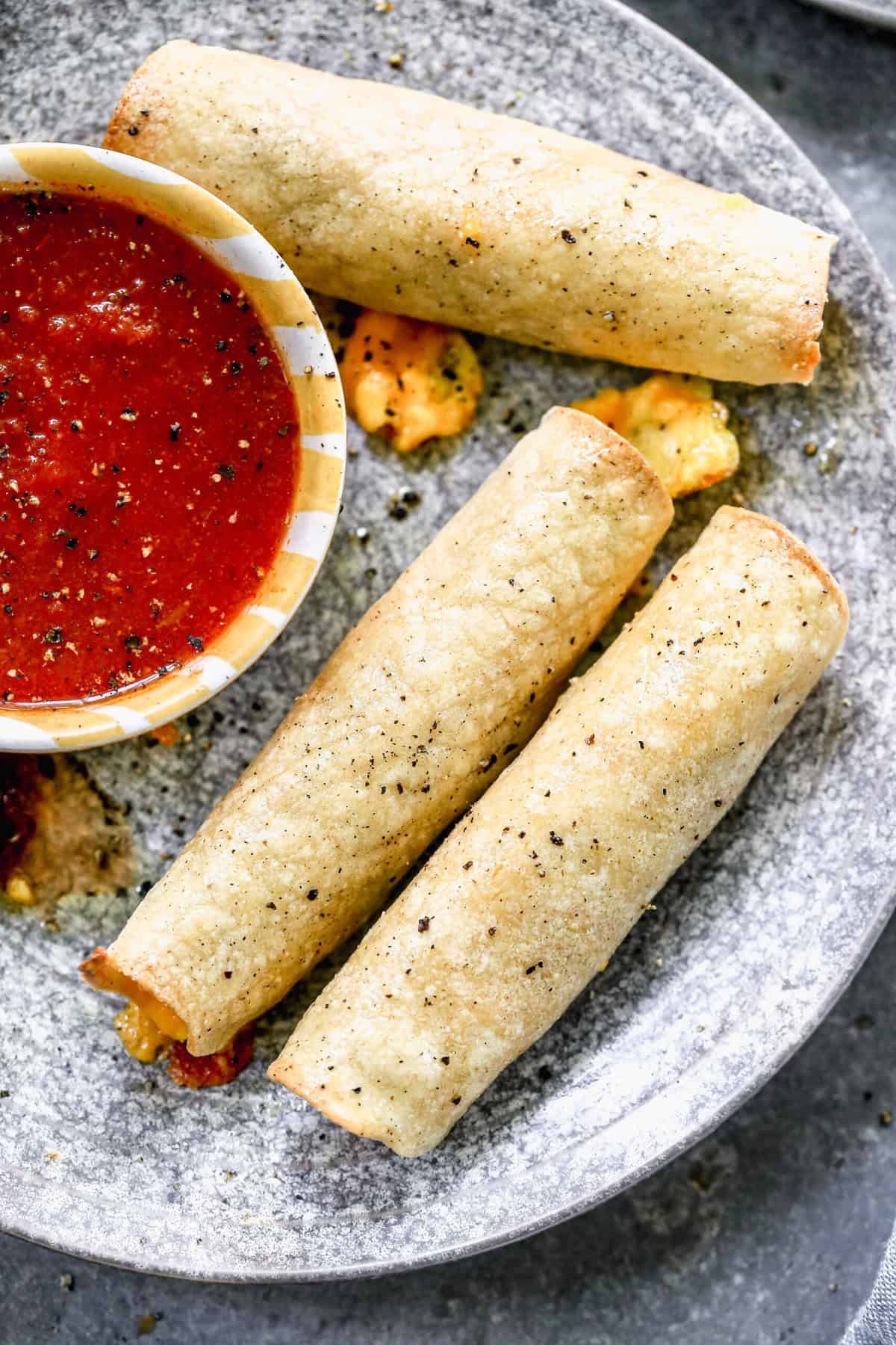 Les Taquitos de Petit-Déjeuner sont des taquitos croustillants à base d'œufs et de saucisses, préparés à l'avance et se réchauffant facilement pour les matinées scolaires.