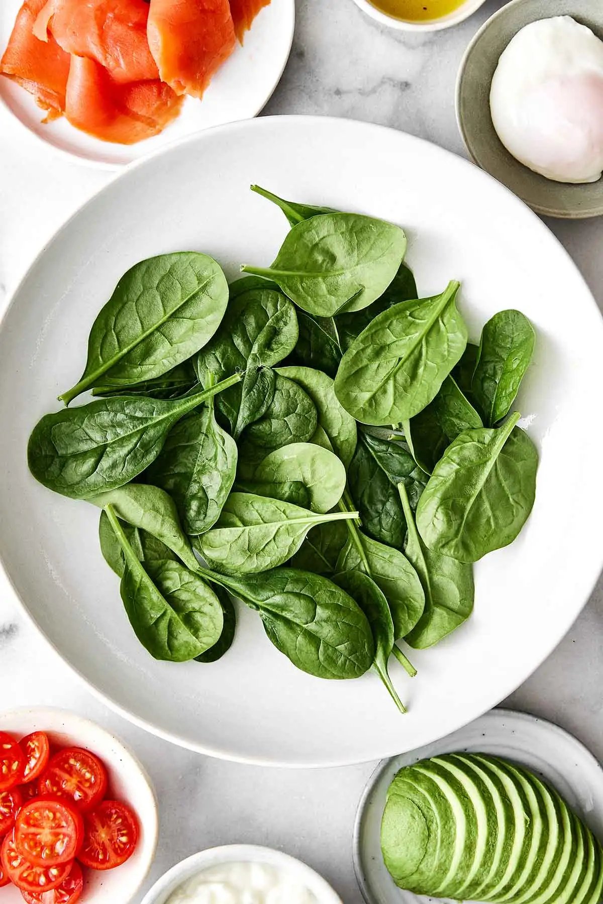Assemblage d'un bol de petit-déjeuner riche en protéines.