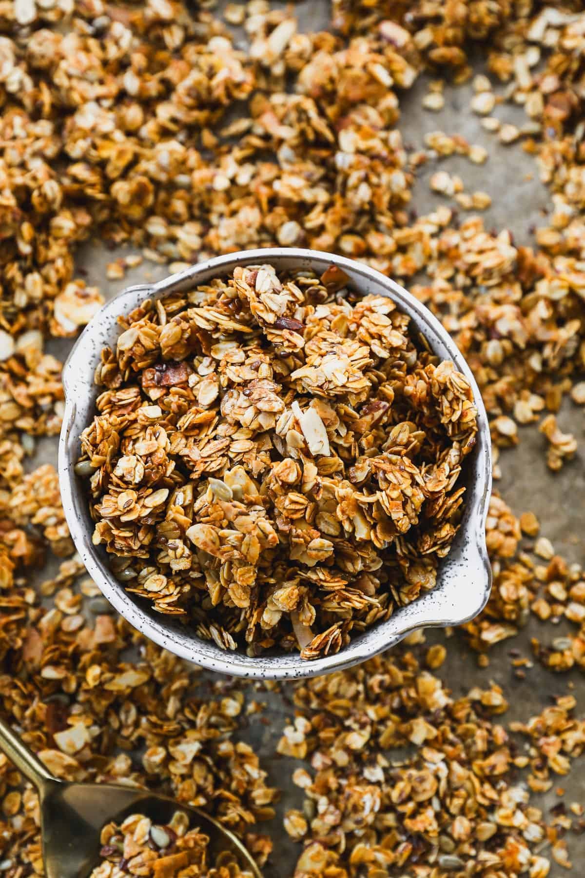 Le Granola Sain est une option de petit-déjeuner croustillante à préparer à l'avance qui garde les matinées simples et organisées.