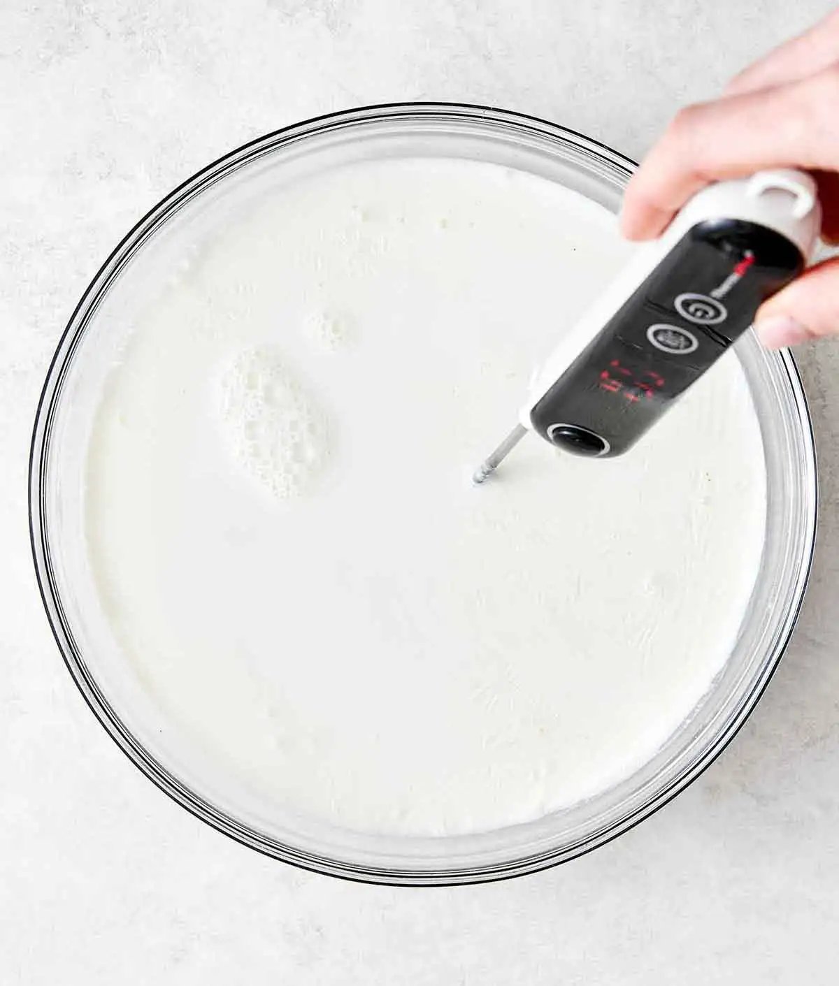 Étape une du yaourt maison : chauffer et refroidir le lait.