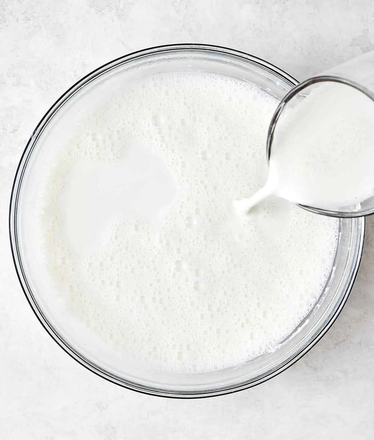 Étape trois du yaourt maison : combiner le tout.