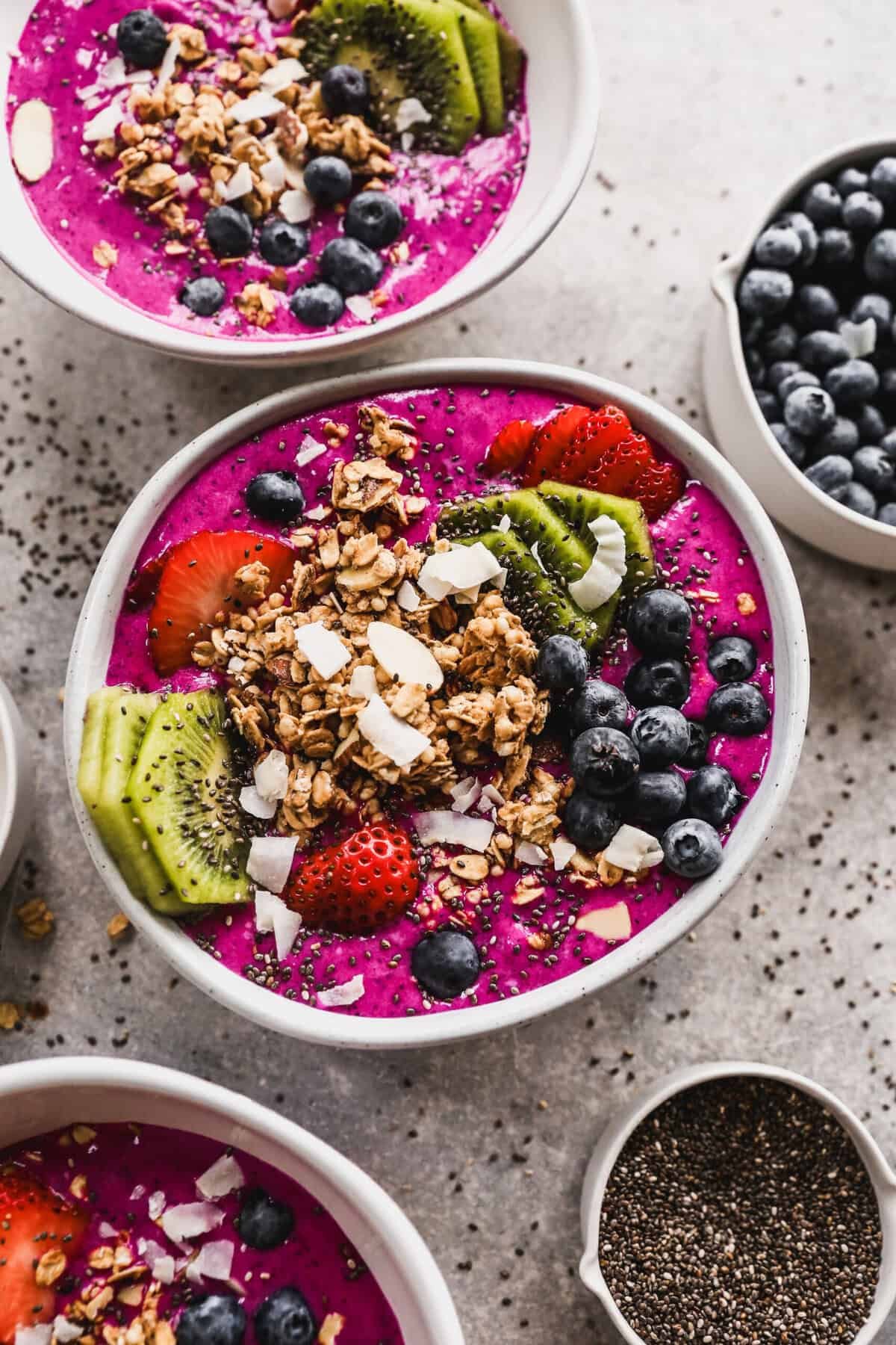 Les Bols de Pitaya sont des bols de smoothie colorés, préparés avec des fruits congelés pour un petit-déjeuner facile et rafraîchissant.